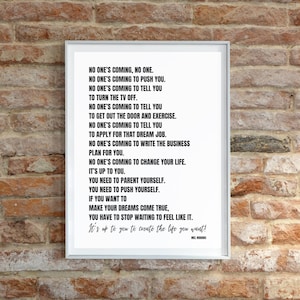 Może przedstawiać: Oprawiony wydruk z białym obramowaniem na tle ceglanej ściany. Wydruk zawiera czarny tekst z motywującymi frazami, w tym "It's up to you to create the life you want!" autorstwa Mel Robbins.