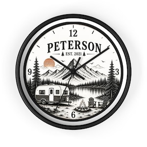 Puede incluir: Un reloj de pared redondo con marco negro y esfera blanca que presenta una ilustración en blanco y negro de un paisaje montañoso, una caravana, una fogata y dos sillas. El texto PETERSON y EST. 2021 está impreso en negro sobre la montaña.