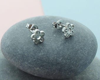 Petite Daisy Outline Stud Earrings