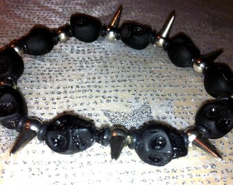 Zwarte obsidiaan schedelkraal stretcharmbanden met tinnen spikes en rubberen ringen Goth industriële punk Spooky Halloween Day of the Dead