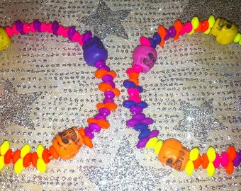 Veelkleurige neonkleurige stretcharmbanden met 2 rocailles, set van 2