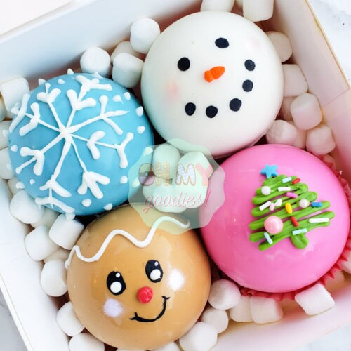 Bombas de chocolate caliente Merry & Bright (paquete de 4): hombrecito de jengibre, muñeco de nieve, copo de nieve y árbol de Navidad. Envueltas individualmente.