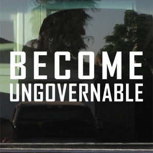 Puede incluir: Calcomanía de vinilo blanco con el texto "BECOME UNGOVERNABLE" sobre un fondo negro.