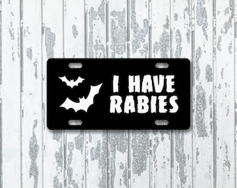 Tengo rabia. Matrícula personalizada espeluznante. Placa de coche decorativa.
