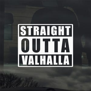 Puede incluir: Adhesivo rectangular blanco con el texto "STRAIGHT OUTTA VALHALLA" en negrita, con fuente sans-serif. El texto es blanco sobre un fondo negro. El adhesivo es probablemente para una ventana de coche o una superficie similar.