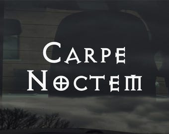 Carpe Noctem Latin Seize the Night Sticker en vinyle pour fenêtre de voiture, ordinateur portable et plus