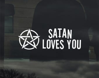 Pegatina de vinilo personalizada "Satanás te ama" con la frase "Religión: Satanás, Diablo".