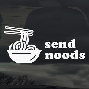 Op de afbeelding: Witte vinyl sticker met een cartoon afbeelding van een kom noedels en eetstokjes, en de tekst "send noods".
