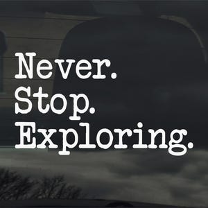 Può includere: Adesivo bianco con le parole "Never. Stop. Exploring." in grassetto, carattere sans-serif. L'adesivo è per un finestrino dell'auto o superficie simile, con uno sfondo scuro e uno scorcio di una fila di alberi in basso.