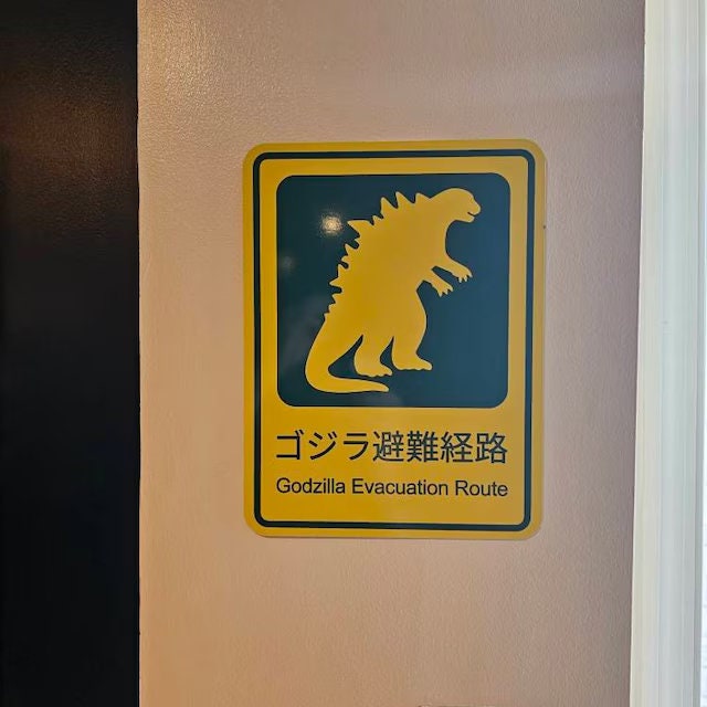 ゴジラ立て看板 Godzilla Evacuation Route 9