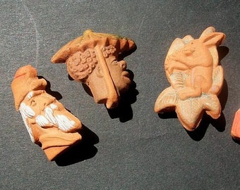 4 ancient brooches in ceramic clay hand painted - fairytale scenes vintage