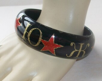 Armreif russ. Monogramm Buchstaben in Glitter lackiert Armband Bangle Lucit Plastik True Vintage