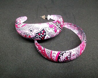 70s Large Hoop earrings with a Paisley fuchsia black pattern in light metal stud earrings vintage