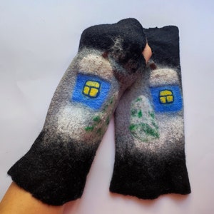 Black and gray fingerless mittens. Cozy and warm handmade merino wool mittens. Felt fingerless gloves. Nice present for her.