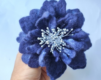 Flower brooch made of wool, flower clip made of wet felt, shawl clip, blue flower made of wool, an original gift for her.