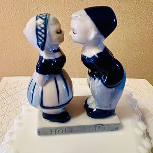 Vintage Holland Boy And Girl Kissing Figurine Delfts Figurines Ethnic Decor Cottage Chic Wedding Gifts Spring Easter Mothers Day Dutch Girls
