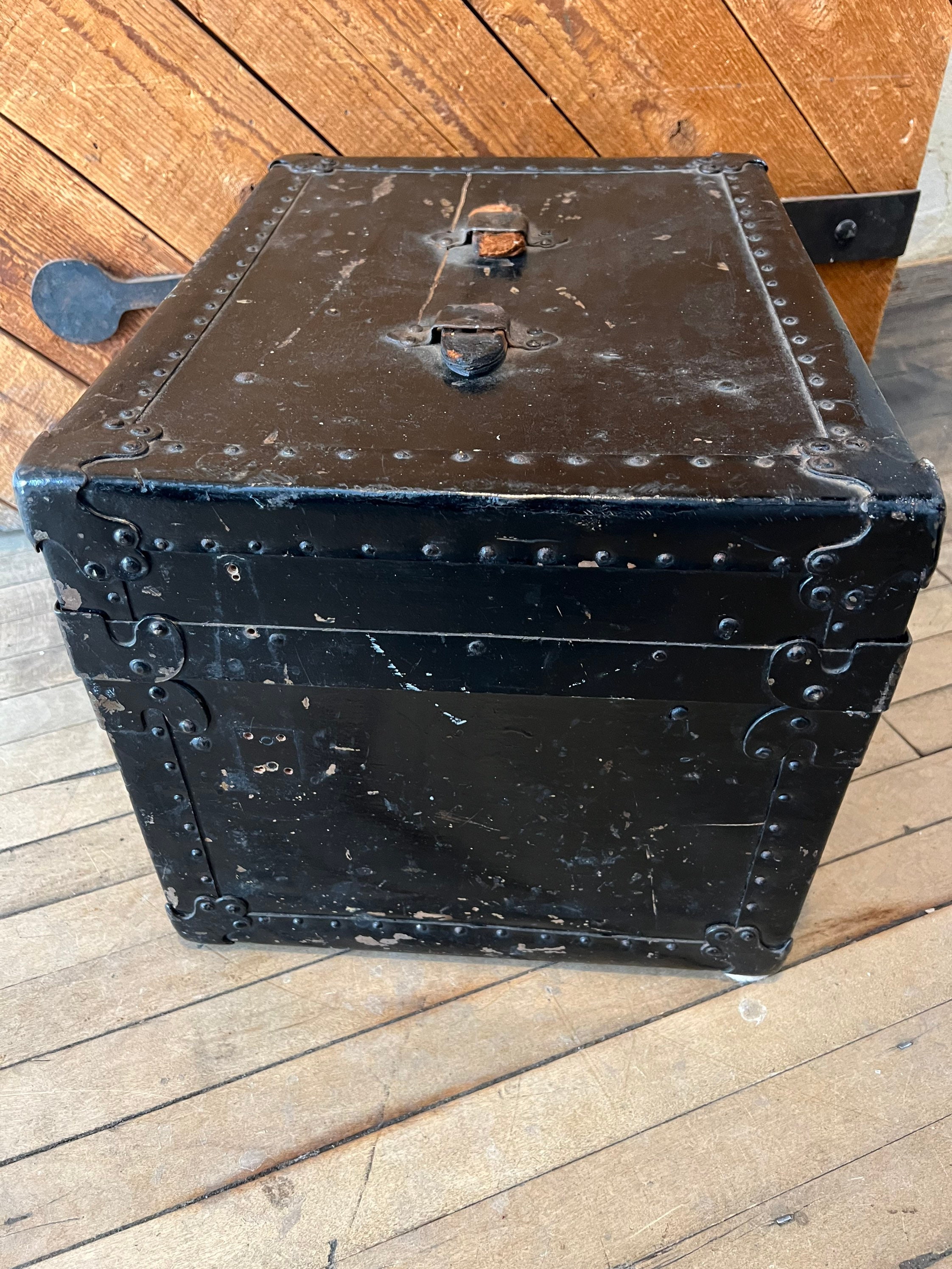 Globe Trotting in Style: French Steamer Trunks - Clars