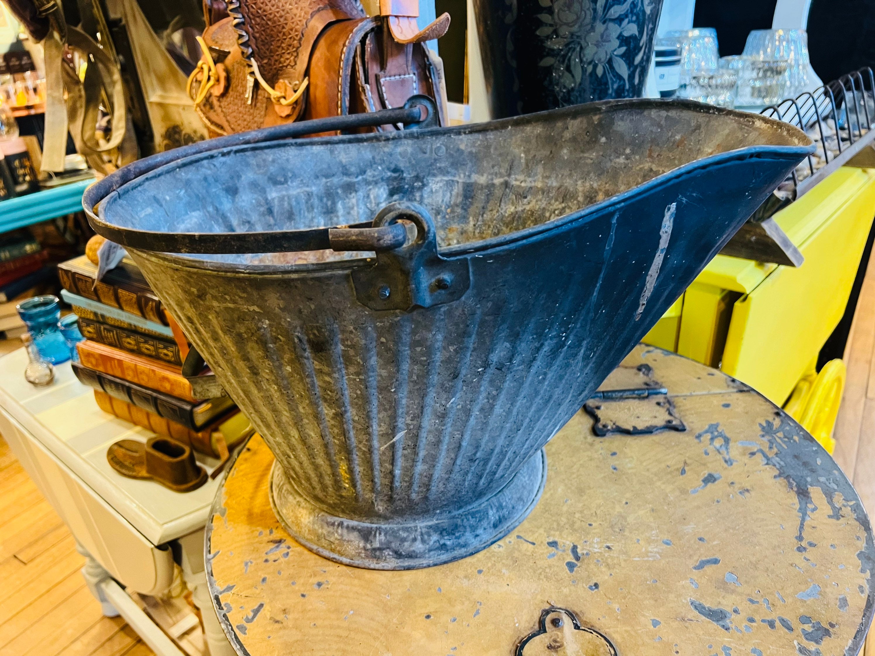 COAL BUCKET ANTIQUE REPLICAアイルランド製 Antique English Hand Hammered Brass Coal Scuttle | Vintage