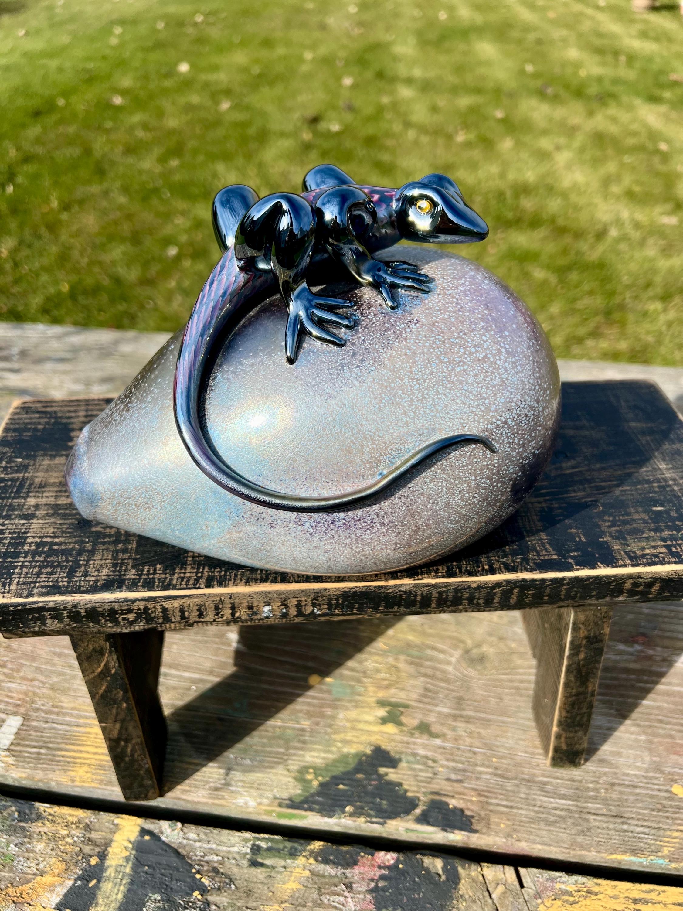 Stuart Abelman Art Glass Sculpture Gecko on Rock Lizard Iridescent