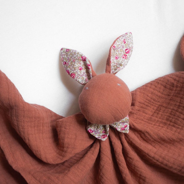 Doudou Lapin Liberty / Doudou bébé / cadeau de naissance / fait main / coton double gaze