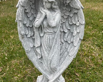 Statue d'ange de style antique en béton, finition marbre peinte à la main