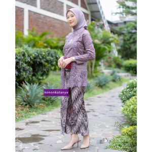 Kutubaru Mauve Elegance Embodied in Batik Kebaya Ensemble, Kebaya Batik, Kebaya Dress, Kebaya, Kebaya Modern, Kebaya Bali, Kebaya Set