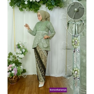 Anmutige Eleganz Kebaya Jaleeka und Plisket Tüllrock Ensemble, Kebaya Kleid, Kebaya, Kebaya Modern, Kebaya Set
