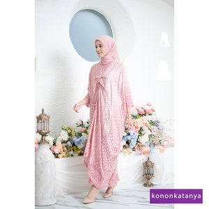 Förtjusande Aruna Firda-klänning Batikviskoskaftan för eleganta tillfällen, Batikklänning, Batik, Midiklänning, Etnisk klänning, Kaftanklänning