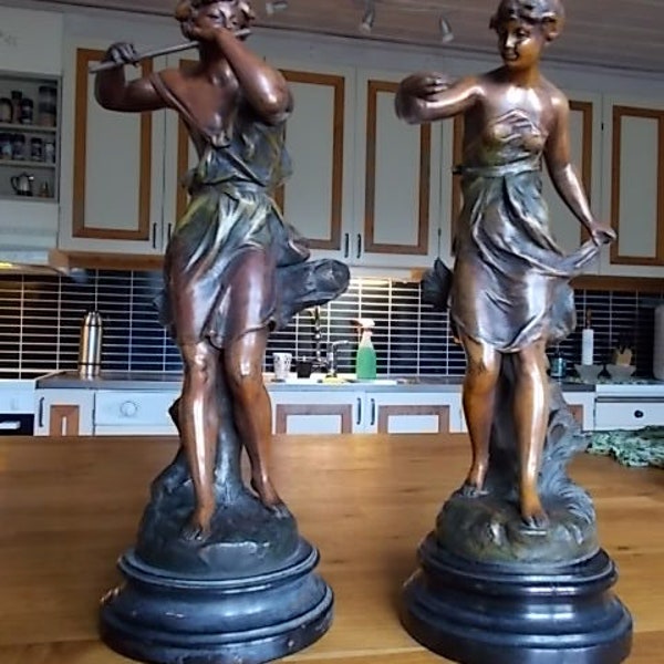 Antikes Set von 2 Ernest Justin Ferrand Frankreich Skulpturen Figuren Statuen Patiniertes Metall Holz Ständer 1900s Art