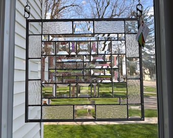 Panel moderno de vidrieras con vidrio biselado y detalles dicroicos / Adorno geométrico para ventana / Captador de luz prismático / Decoración contemporánea para el hogar