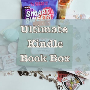 Puede incluir: Una caja Ultimate Kindle Book Box con varios artículos. Incluye una bolsa de Smart Sweets, velas de té, pegatinas y una pulsera de abalorios. La caja tiene el texto "Ultimate Kindle Book Box".