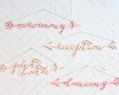 Personalisierte Hochzeit anmelden Pfeile Satz: zweifarbig Hochzeit Pfeile mit benutzerdefinierten Wortlaut (4er Set)