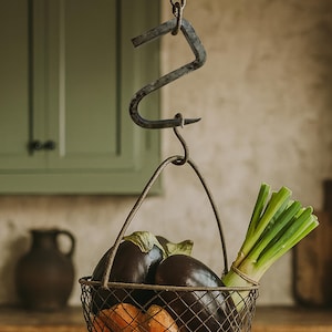 Gancho de techo primitivo antiguo: gancho rústico vintage de hierro forjado a mano para carne o carnicero.