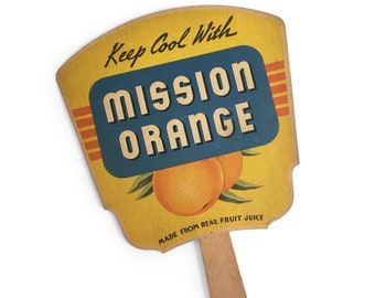 Vintage Mission Orange Soda Pop reclamebord, 'Keep Cool met' collectible handventilator, kleurrijke kartonnen muurkunst voor keukendecor