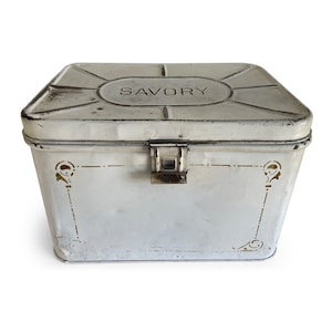 Vintage Savory White Enamel Bread Box, French Country Farmhouse Kitchen Storage for Pastries, Large Rustic Kitchenware Container