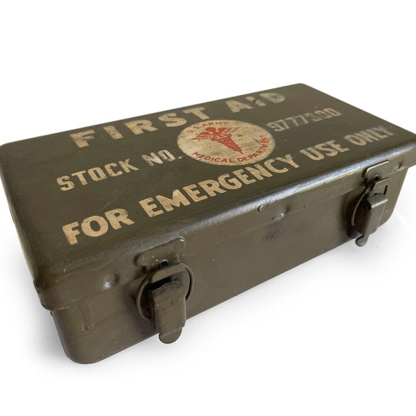 Vintage WWII US Army Medical First Aid Kit 9777300, Jeep Motor Vehicle, Military Equipment, Green Metal Militaria Storage Box with Lid