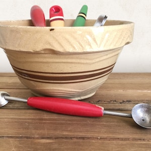 Vintage Red Wood Handle Melon Baller, Retro Fruit Scooper, Wooden Kitchen Utensils, Rustic Primitive Decor, Modern Farmhouse, Kitchenalia