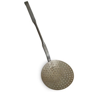 Antike Skimmerkelle, primitive geschmiedete Eisenzinnkelle, Kitchenalia, altes Metallküchenutensil, rustikaler Kochlöffel, Handsieb