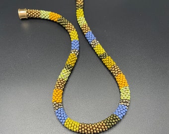 Bead Häkelkette, blau grüne Kette, Frühlingsfarben, Gold Magnetverschluss