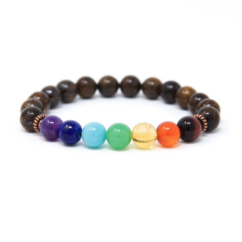 Pode incluir: Um bracelete de contas de madeira castanho com sete contas de chakra coloridas. As contas s&atilde;o ametista, lapis lazuli, turquesa, aventurina verde, citrino, cornalina e jaspe vermelho.