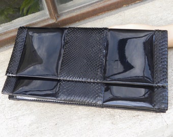 enveloppe noire en cuir verni et peau de serpent ClutCH des années 80 | 11,5" x 6" x 2,25"