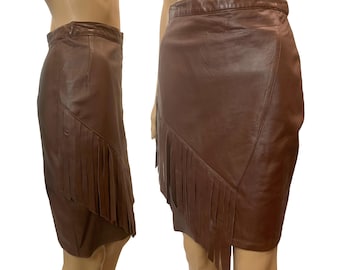 Jupe asymétrique en cuir marron de l'an 2000 à franges | Coupe ajustée au-dessus du genou, jupe crayon au genou fabriquée en Allemagne | Luxe TP/L 26 po. l