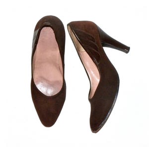 40s 50s Brown Kid Suede Pumps with Leather Accent | Heels | Fit like 7.5 - 8