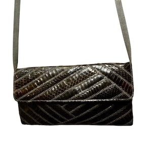 Bolso de hombro de piel de serpiente gris de los años 70 y 80 con correa de cuero / 10,5" x 6" x 1,5"