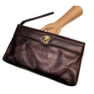 80er Jahre Ruth Saltz Metallic Dunkel Burgund Leder Clutch mit Gold Cougar