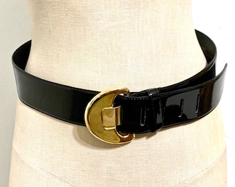 Large ceinture vernie noire années 80 avec grande boucle dorée | Mod | Mouvement Est | M/L 32,25" - 36,25"