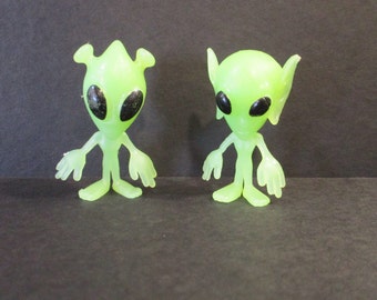 ONE Alien Figurine: Glow In The Dark, Martian, Vintage, Plastic, UFO, Miniature, Toy #6592