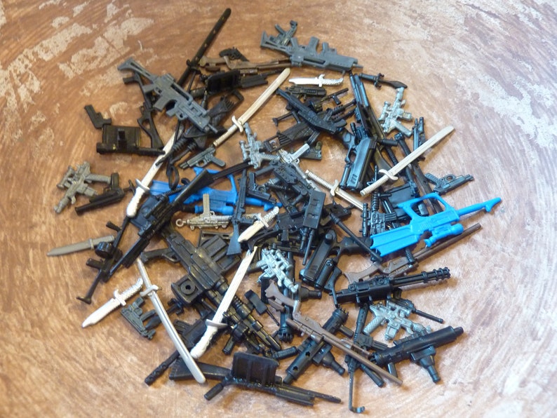 24 armas en miniatura figura de