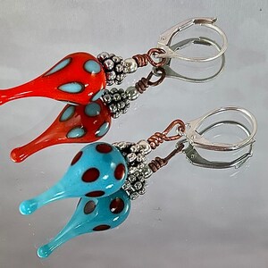 PRACHTIGE ASYMMETRISCHE Turkoois en Oranje Gestippelde Lampwork OORBELLEN. Ambachtelijk lampwerk geaccentueerd met sterling zilveren afstandhouders, kralen hendelbacks