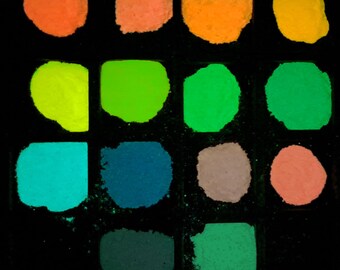 Könnte beinhalten: Eine Palette mit 15 verschiedenen Farben von Neon-Pigmentpulver. Die Farben umfassen Grün, Blau, Orange, Pink und Gelb.